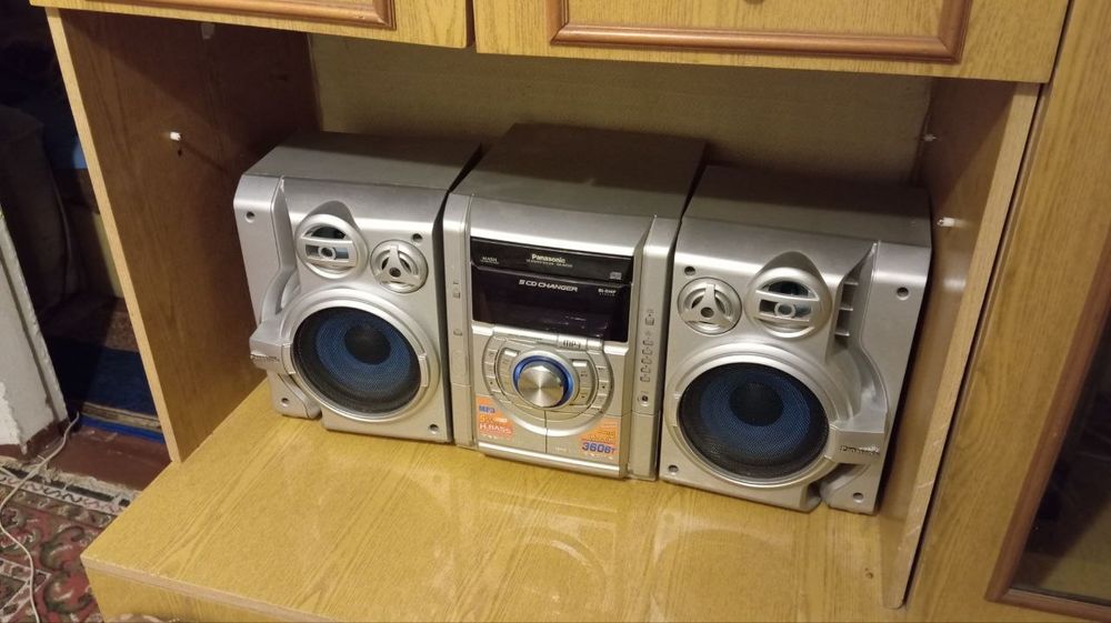 Музыкальный центр Panasonic SA AK 330 в рабочем состоянии.
