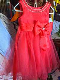 Vestido de menina em vermelho com laço de ceriminia para 6 anos .