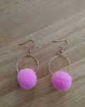 Brincos com pom poms rosa