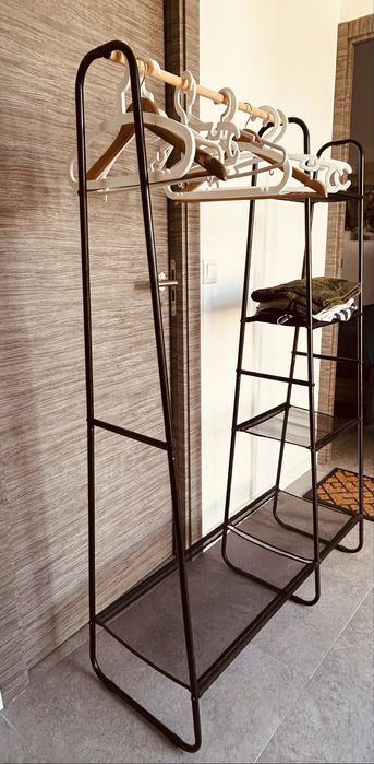 Suporte para roupa com estante