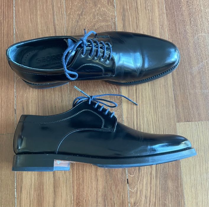 Sapatos elegantes de homem