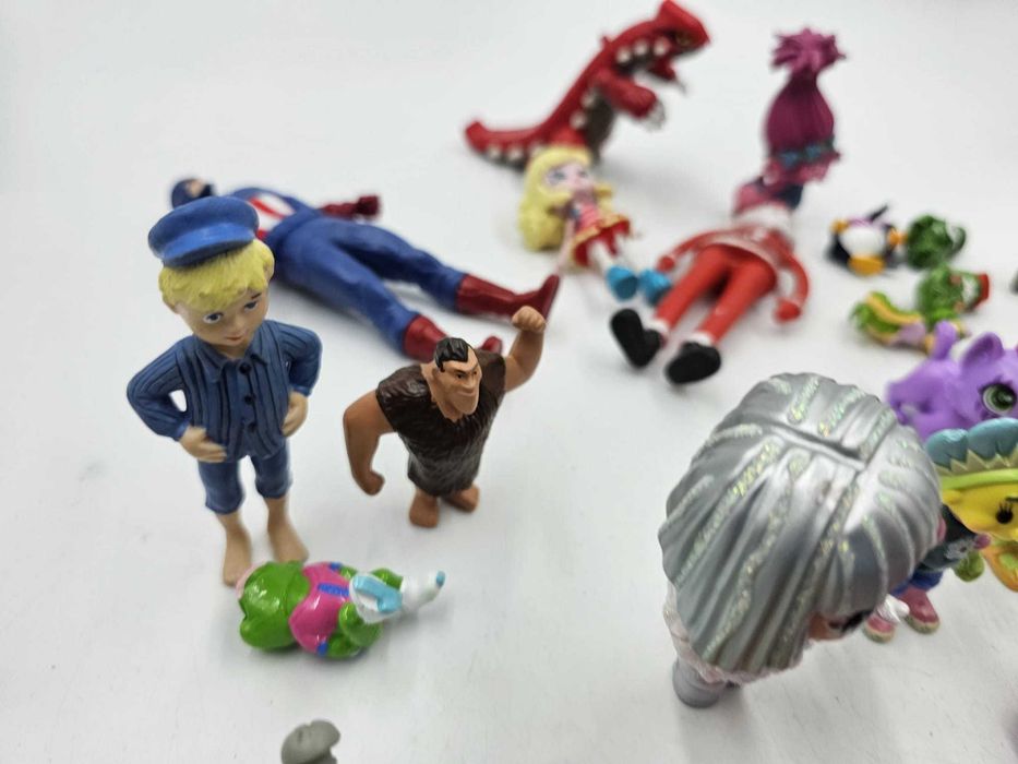 Zestaw mini zabawek figurki Flintstonowie Fifi Niezapominajka i inne