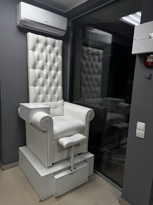 Меблі шафа вітрина дзеркало стіл манікюрний трон педикюрний