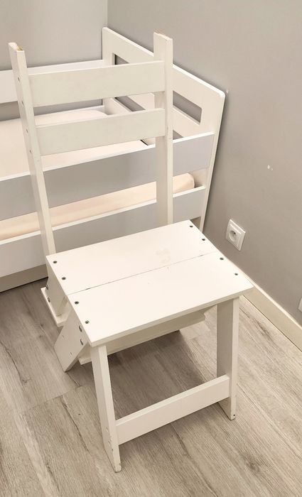 Zestaw mebli do pokoju dziecięcego.