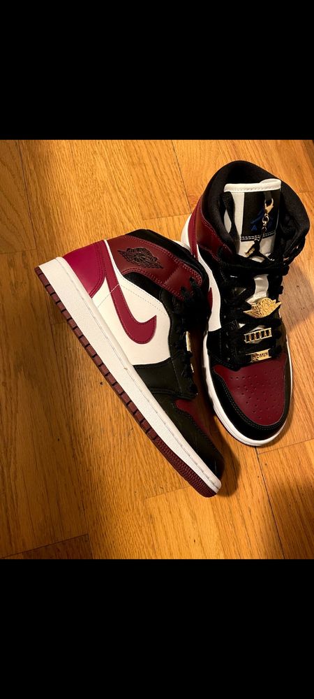 Air Jordan 1 gold pendents - beetroot/black/white