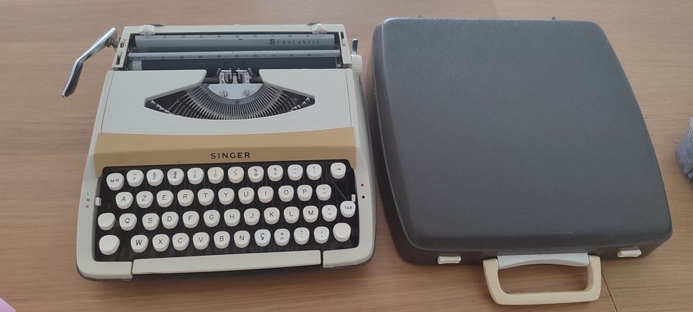 Máquina de escrever SINGER SCHOLASTIC