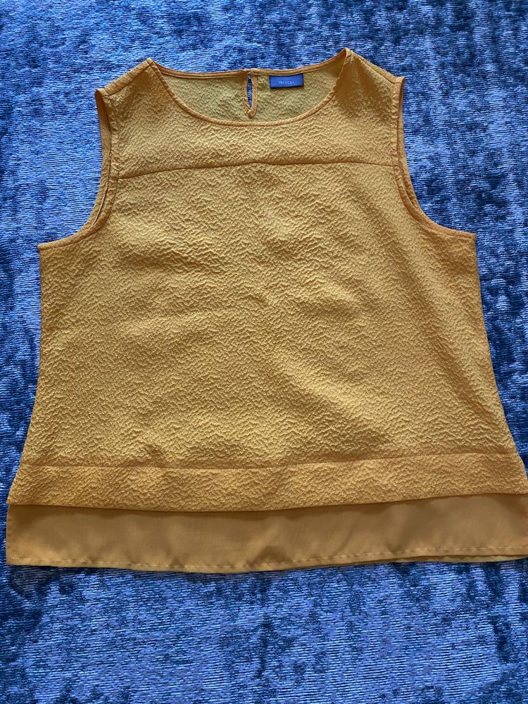 Blusa de primavera-verão em amarelo torrado.