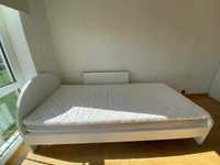 Łóżko białe, pojedyncze z materacem i 2 kmpl. prześcieradeł
