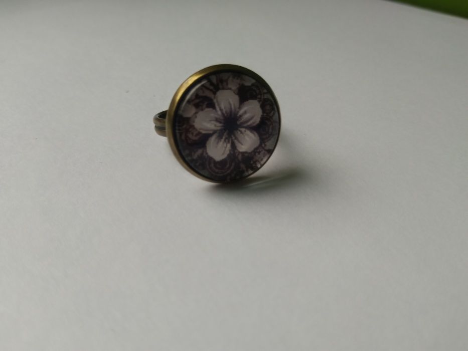 pierścionek z romantycznym kwiatkiem