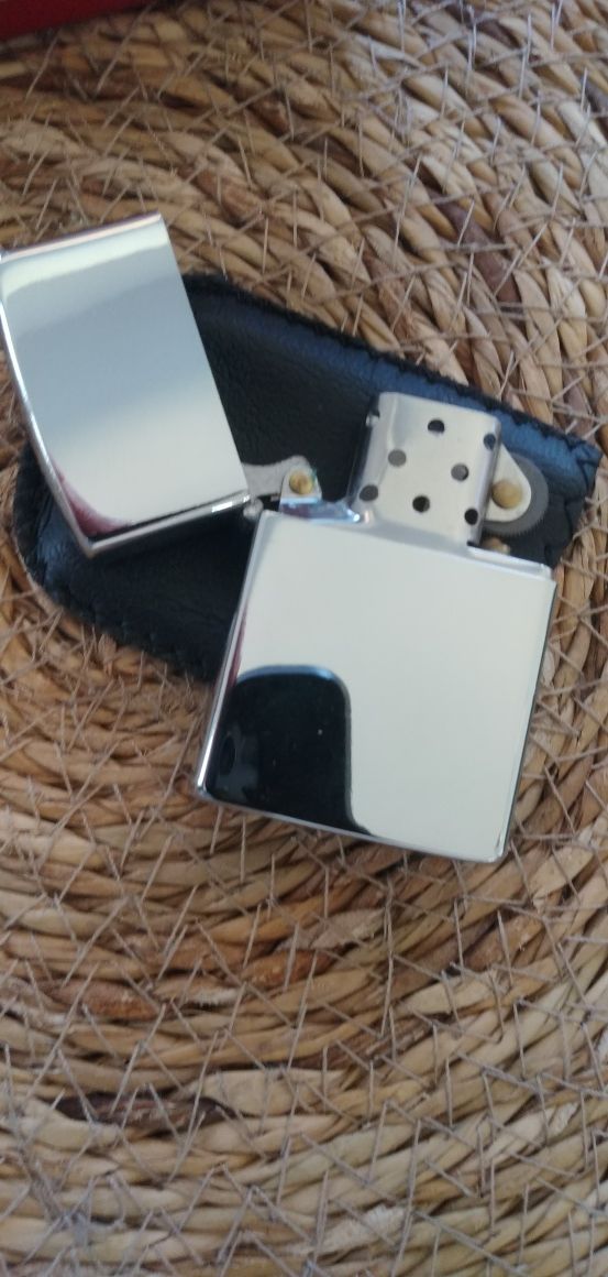 Trzy zapalniczki w stylu zippo