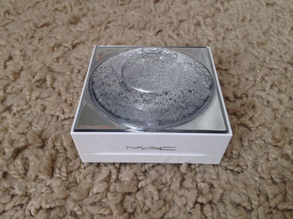 Mac Soft Brown Omega cienie paleta cieni do powiek Snowglobe roz