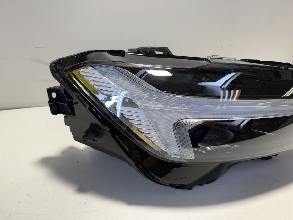 Volvo XC60 2 II lampa przednia prawa reflektor Full led lift