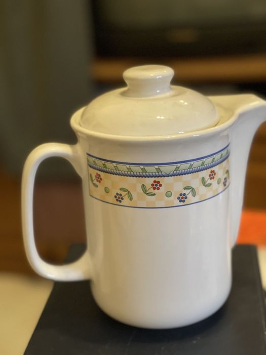 Conjunto de chávenas e pires de cerâmica