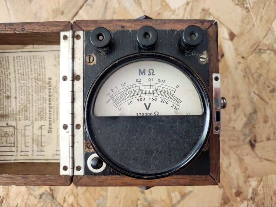 Niemiecki woltomierz przenośny miernik napięcia z II Wojny Światowej