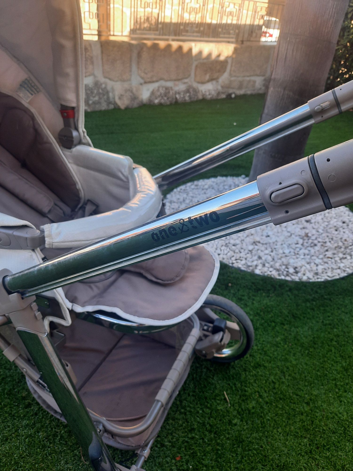 Carrinho bebé dá para 2 bebés ou apenas1. Inclui 2babycoque  2 alcofas