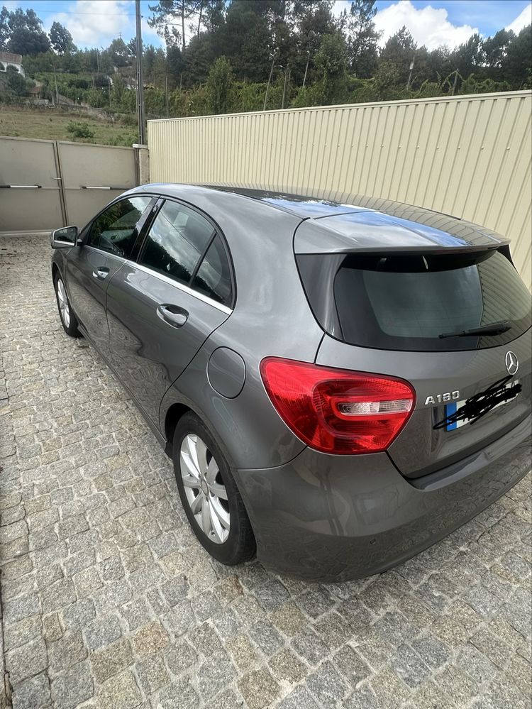 Mercedes A180 com 98600 km reais.