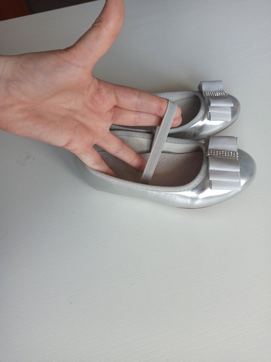 Nowe balerinki srebrne z kokardą na gumkę r. 28  wkladka 17 cm