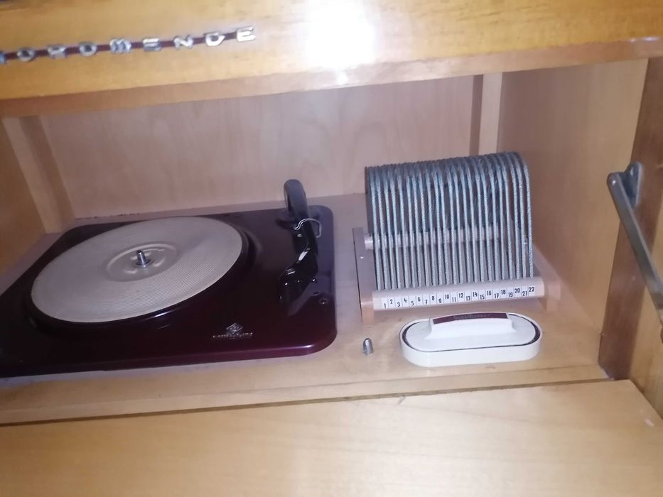Radio nordmende móvel com gira discos totalmente funcional