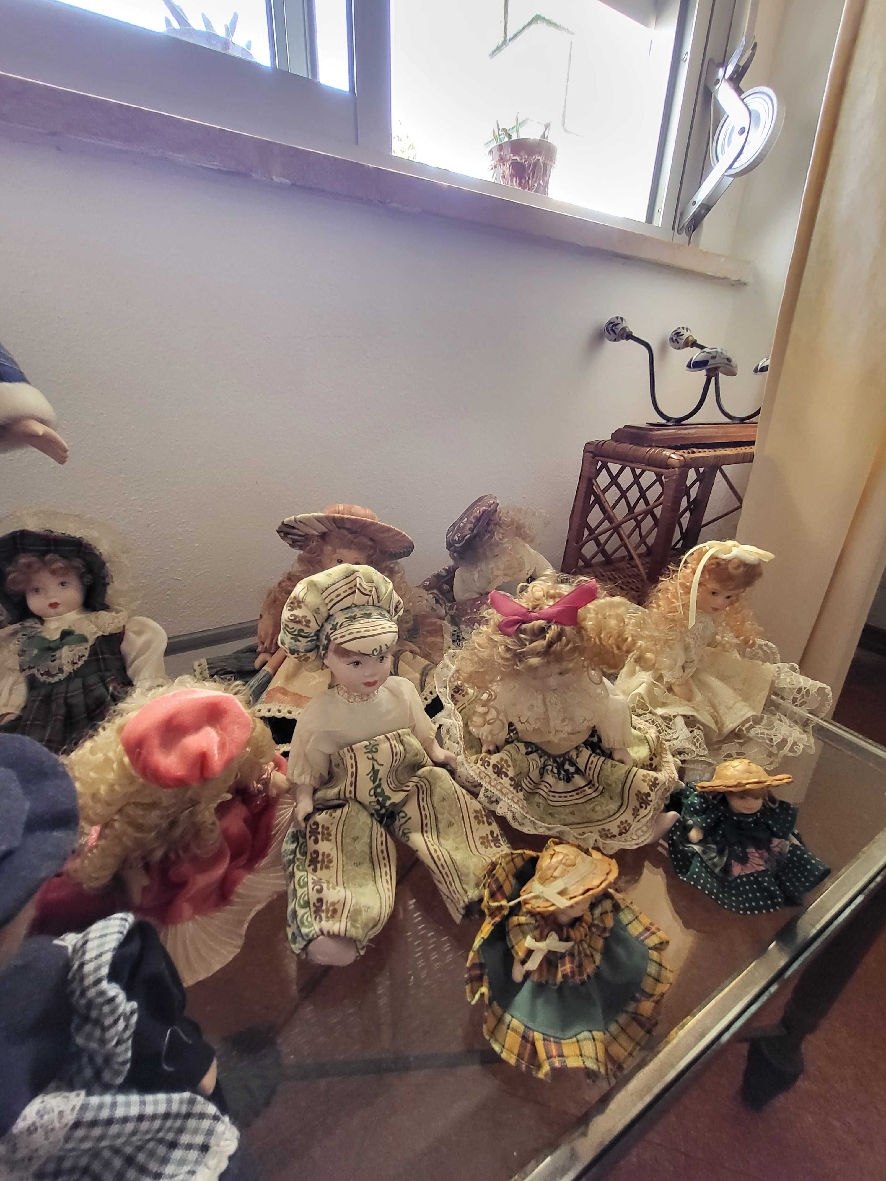 Varios bonecos de porcelana