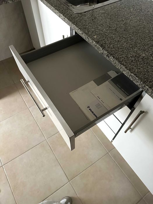 Cozinha com armários, pedra e eletrodomésticos (junto ou separado)