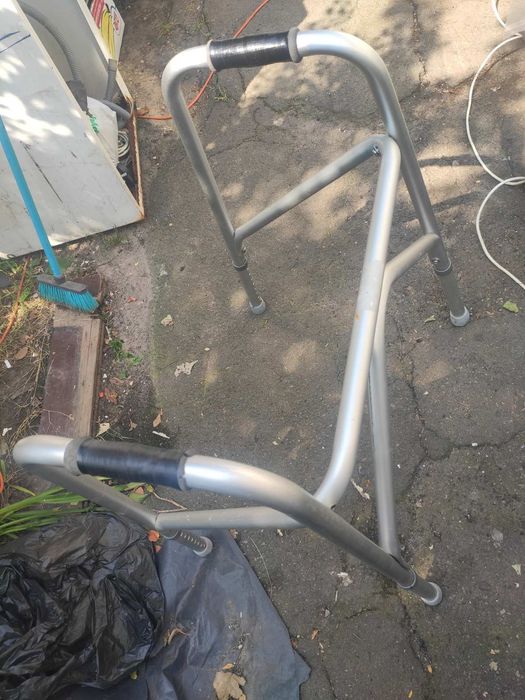 Ходунки для пожилых людей и инвалидов.