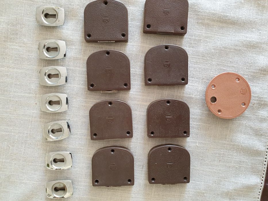 Zamek meblowy z mosiezna kluczynka klucz z okresu PRL kolekcja