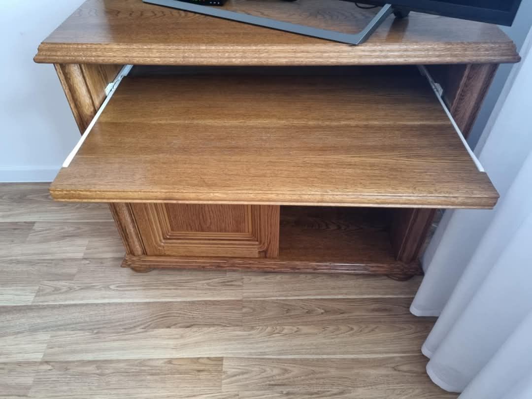 Sprzedam Meble dębowe stół krzesła i komoda.