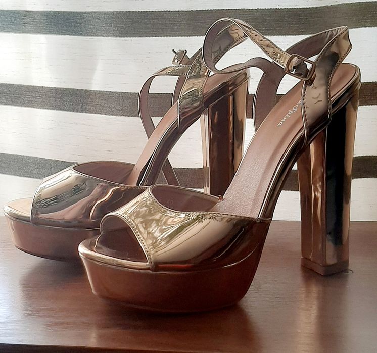 Продам босоніжки золотого кольору на високому каблуку