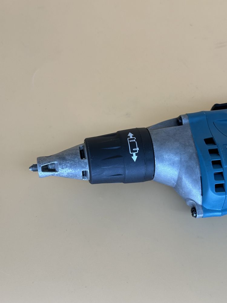 Шуруповерт для гипсокартона Makita FS4300