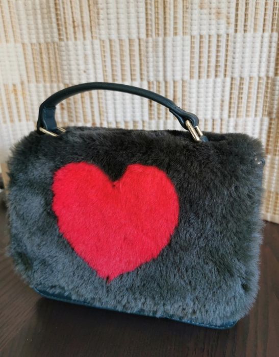 Mala Moschino tiracolo ou mala de mão