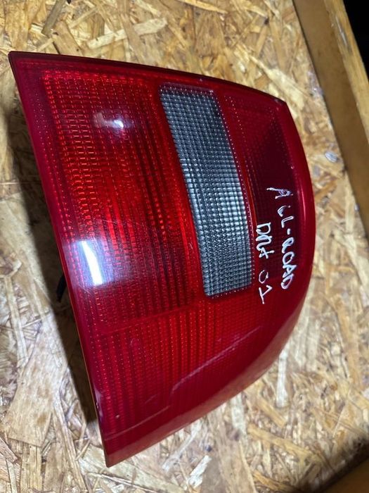 Farolim traseiro direito Audi A6 2001