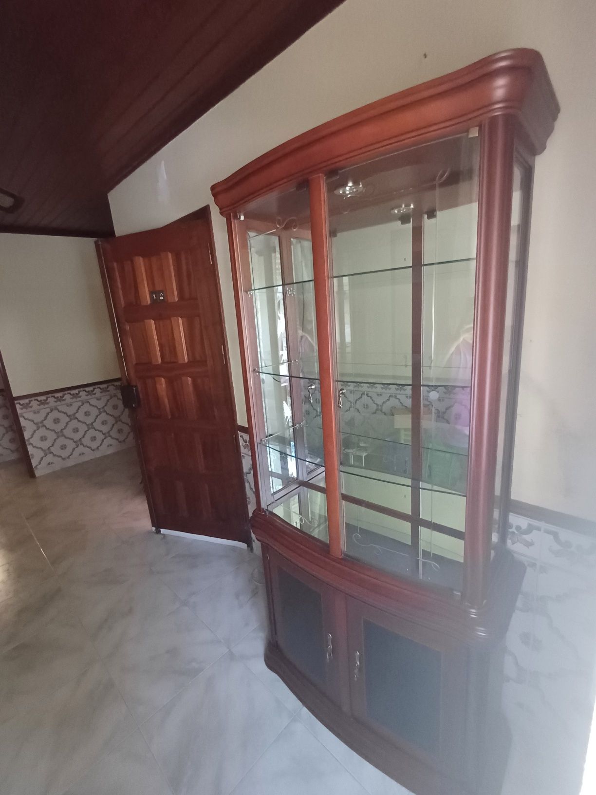 Cristaleira em muito boas condições