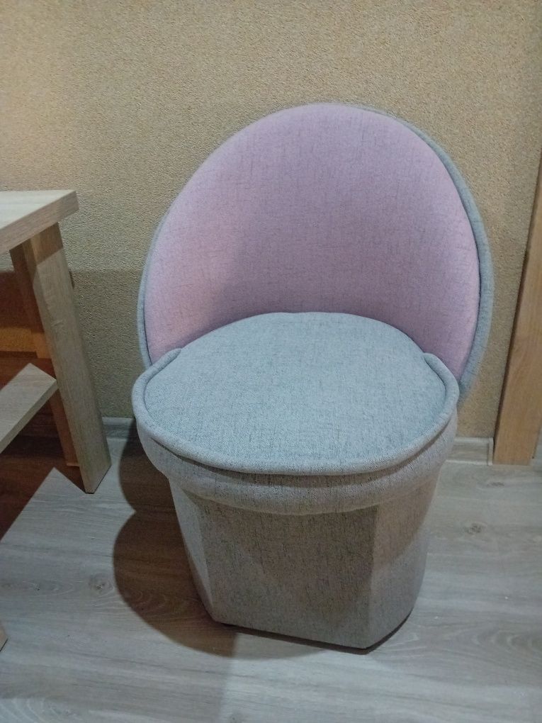 Stolik z dwiema pufami