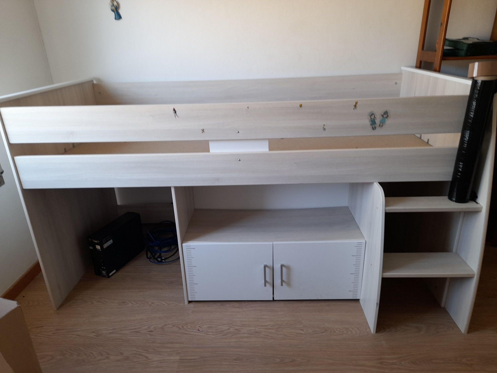 Cama juvenil elevada com mesa