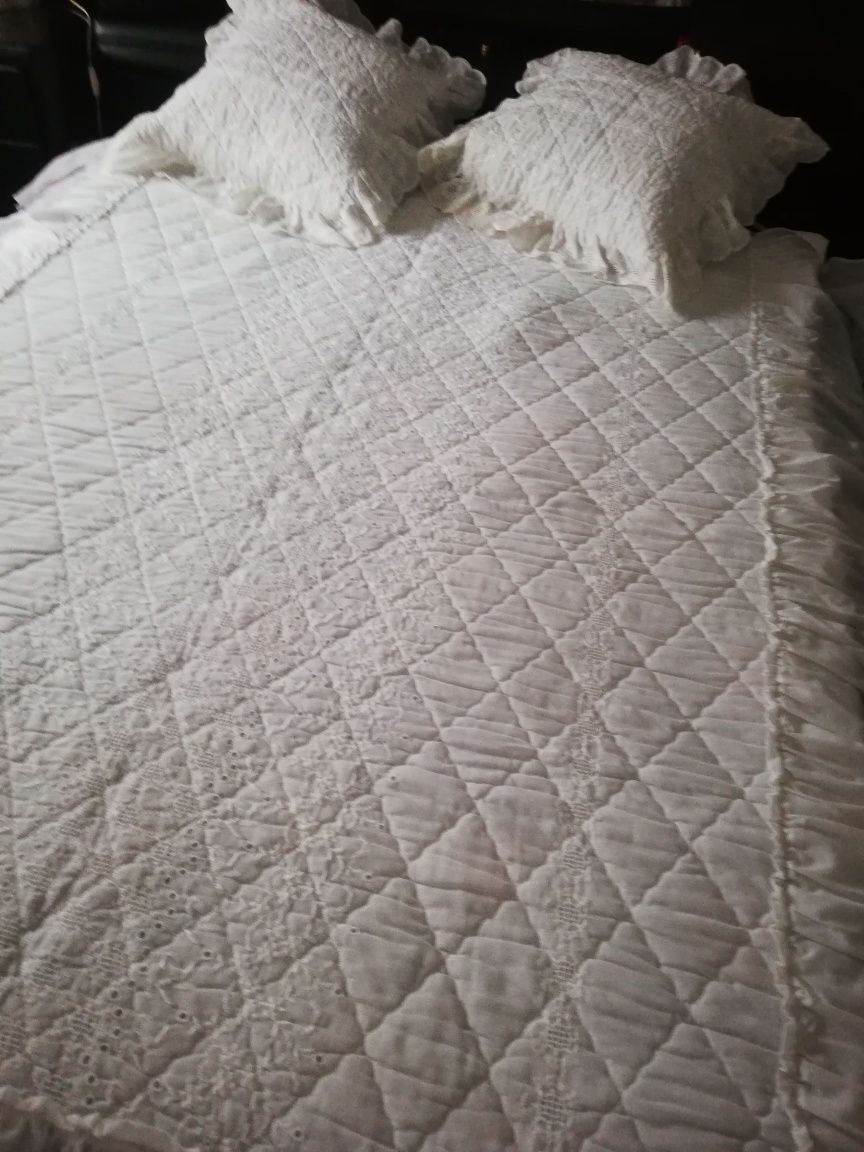 Colcha bordada para cama de corpo e meio com duas almofadas em bom est
