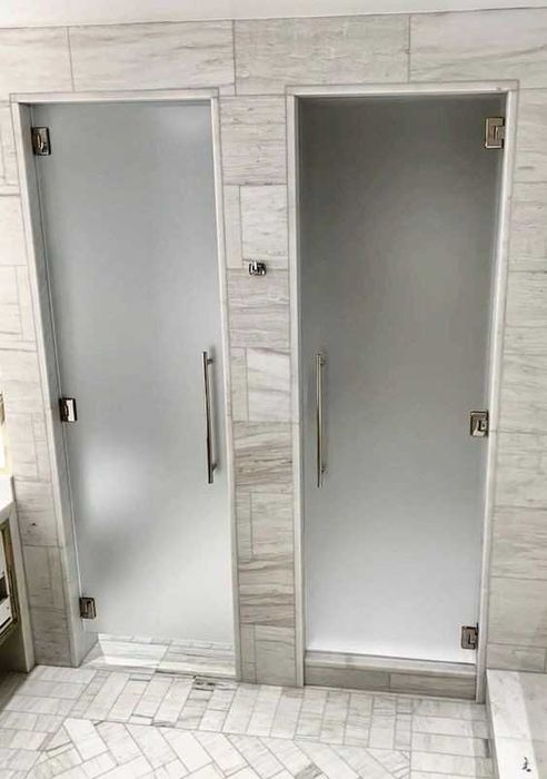 Двері, шторка, душова перегородка або кабіна з гартованого скла.