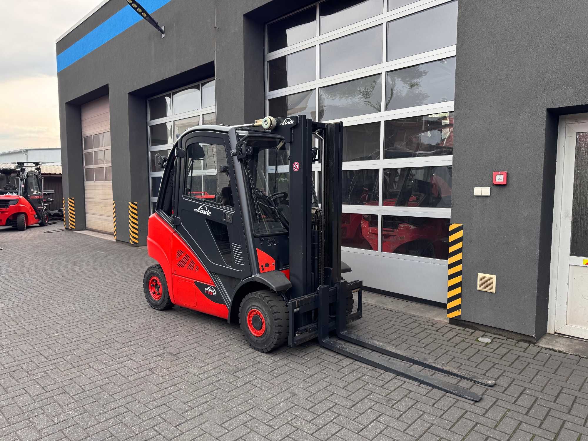 Wózek widłowy Linde H25T-02 2014 rok TRIPLEX KABINA 022