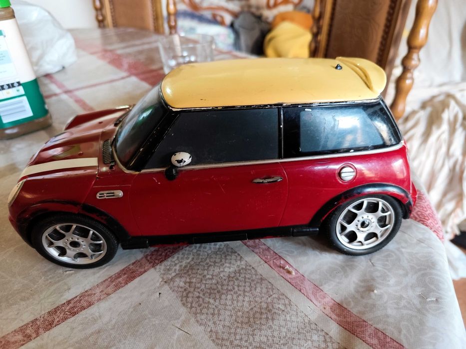 Mini Cooper S miniatura de grandes dimensões
