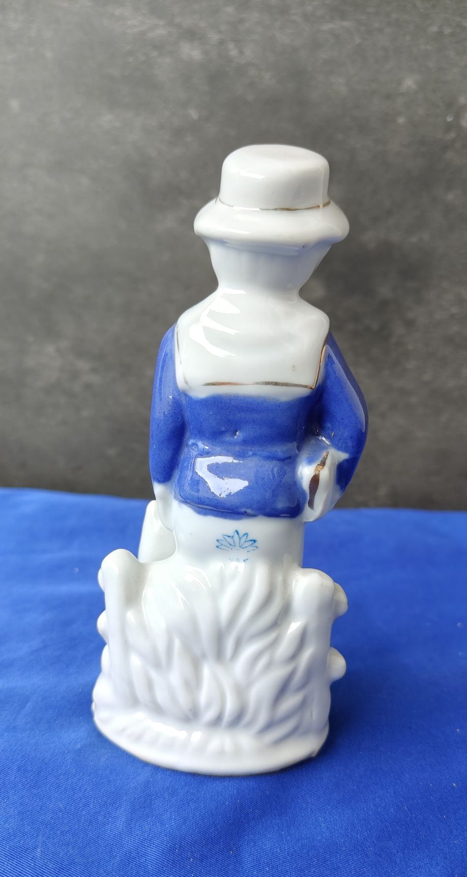 Porcelanowa Figurka chłopca z psem w stylu Holland Delft