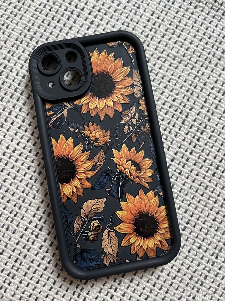 Etui czarne ze słonecznikami  iPhone 13