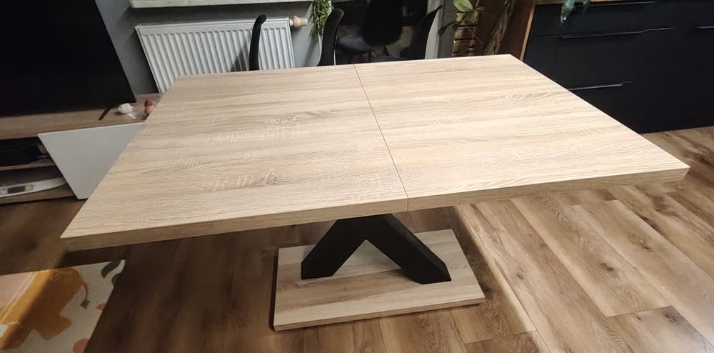 Stół do jadalni – dąb (okleina), czarna metalowa noga, rozkładany