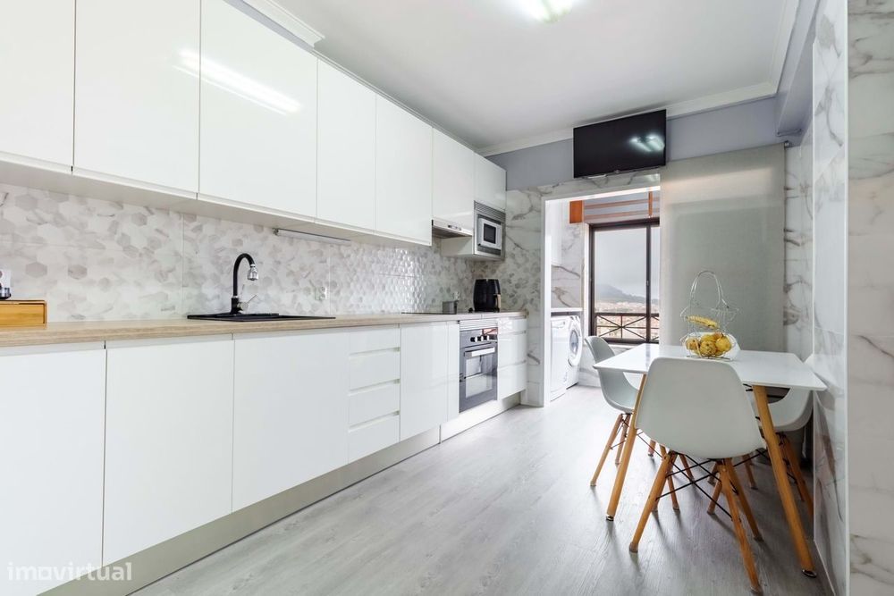 Apartamento T2 Remodelado c/ Lugar de Estacionamento em Mem Martins, S