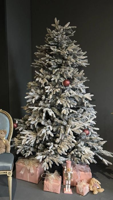 Ośnieżona sztuczna choinka świąteczna