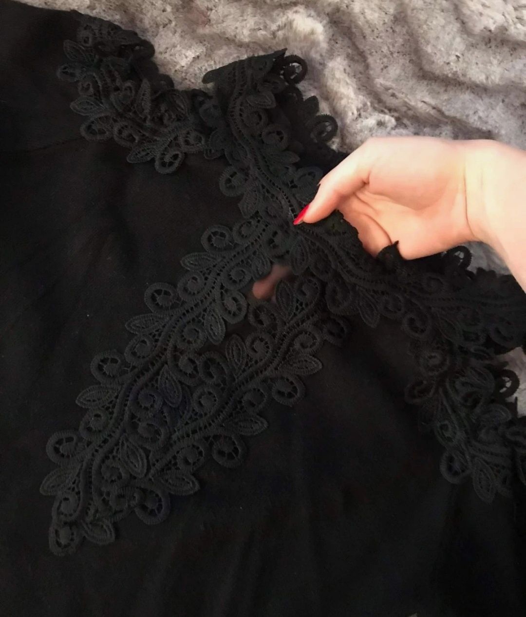 Mała czarna sweterkowa sukienka