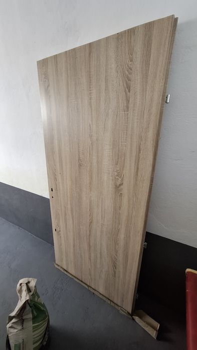 Drzwi wewnętrzne lub zewnętrzne.