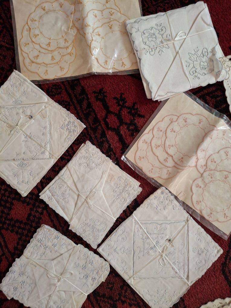 Conjunto de bordados da madeira em linho