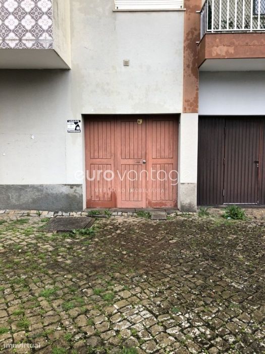 Garagem à venda – Capuchos, Leiria