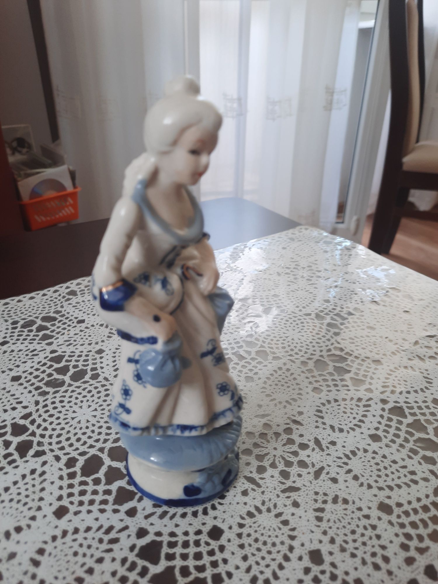 Sprzedam figurkę z porcelany .