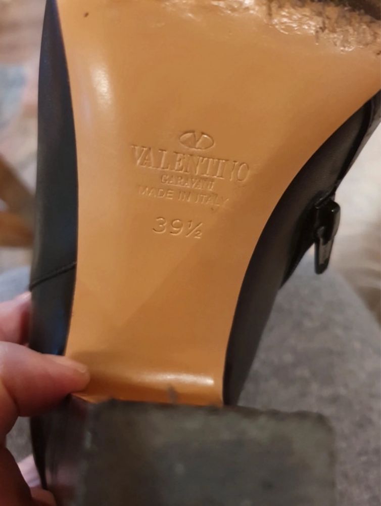 Valentino ,czarne botki na obcasie ze zlotymi ćwiekami