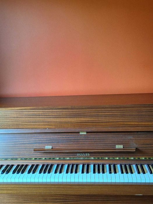 Piękne brązowe pianino